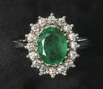 Smaragd-Diamant-Ring2. H. 20. Jh.Glatte, sich verjüngende Schiene, ovale Schauseite besetzt mit