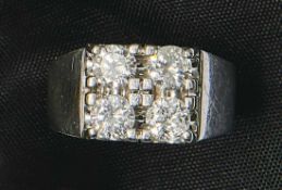 Brillantring1970er JahreGlatte, breite Schiene quadratische, gehöhte Schauseite, besetzt mit vier