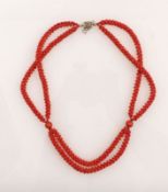 Korallencollier20. Jh.Zweireihige, aus Korallenkügelchen gefertigte Stränge, von zwei großen