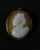 Kamee-Anhängerbrosche19. Jh.Hochoval geschnittene Muschelkamee mit fein ausgearbeitetem Profil einer