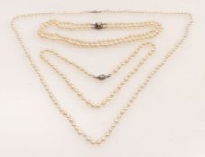 Perlenkonvolut2. H. 20. Jh.3-tlg. Bestehend aus einer zweireihigen und zwei einreihigen