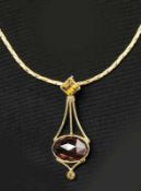 Turmalinanhänger mit GoldcollierE. 20. Jh.Kobragliederkette, Anhänger in stilisierter Tropfenform