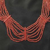 Biedermeier-Korallencollier1. H. 19. Jh.Sechsreihig, von Stegen unterbrochen, mit Hunderten kleinen,