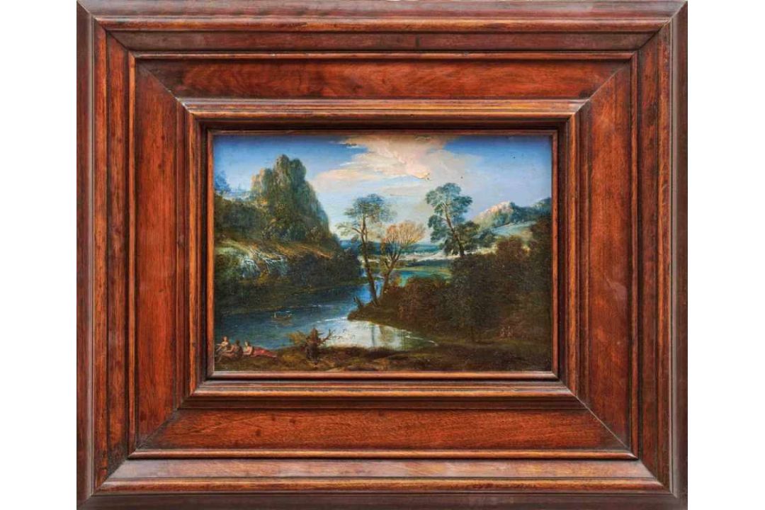 Von Hügeln gesäumte Flusslandschaft mit Ruderboot und am Ufer sitzenden PersonenItalienische