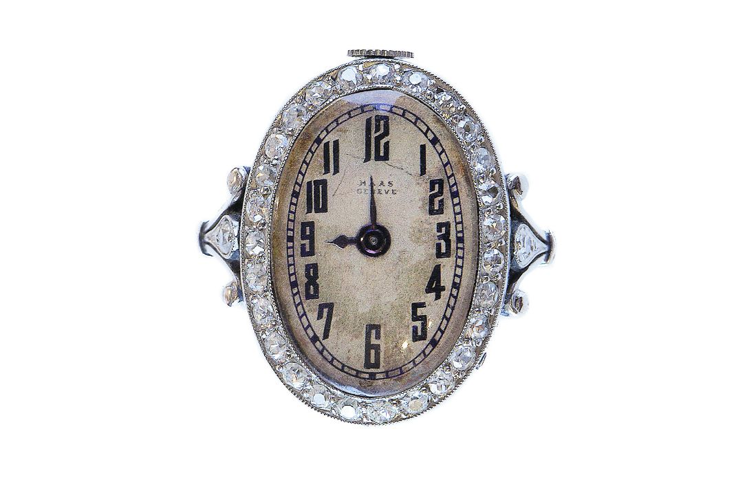 Sortija reloj Art-Decó HAAS Geneve con orla y montura de brillantes y platino Esfera ovalada con