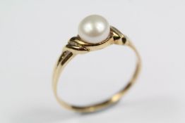 A Vintage 9ct Yellow Gold Pearl Ring