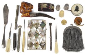 A collection of vertu including sewing accessories, thimbles