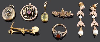 A 15ct gold nugget prospectors brooch and a small collection of other jewellery