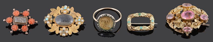 A small Georgian coral set memorial hair brooch,