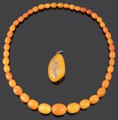 A butterscotch yellow amber graduated necklace (2)