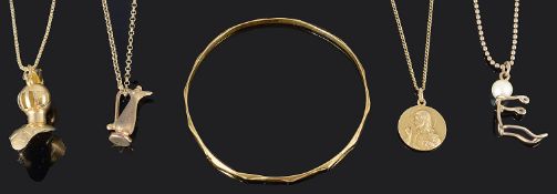 A small collection of gold jewellery including a knight's armour helmet charm