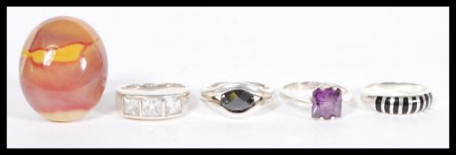 A selection of stamped 925 silver rings to include a split band ring with a large agate oval
