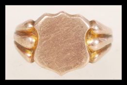 A hallmarked 9ct gold signet ring having an armorial cartouche. Hallmarked Birmingham (date letter