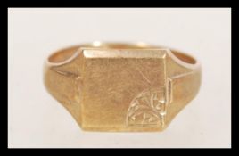 A hallmarked 9ct gold signet ring having part engraved designed signet cartouche. Weighs 2.7