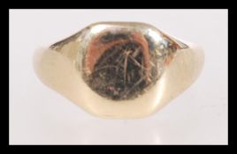 A hallmarked 9ct gold signet ring with cartouche having no engraving. Hallmarks present but not