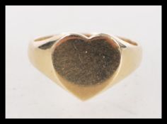 A 9ct gold hallmarked signet ring. Hallmarked London 1979. Weight 4.1g. Size T.