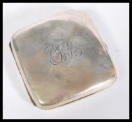 An early 20th century hallmarked silver cheroot cigar / cigarette case of square form. Weighs 86.9