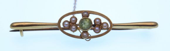 An Edwardian 15ct gold pearl and peridot bar brooch . 3.5g