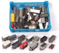 ASSORTED 00 GAUGE RAILWAY TRAINSET ROLLING STOCK ITEMS