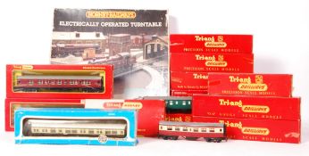 COLLECTION OF ASSORTED 00 GAUGE RAILWAY TRAINSET ACCESSORIES