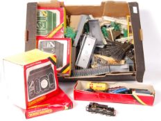 COLLECTION OF HORNBY 00 GAUGE RAILWAY TRAINSET ACCESSORIES