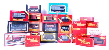 COLLECTION OF ASSORTED 00 GAUGE RAILWAY ROLLING STOCK ITEMS