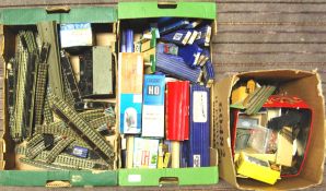 LARGE COLLECTION OF ASSORTED 00 & 0 GAUGE RAILWAY ITEMS