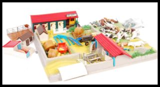 VINTAGE COLLECTION OF BRITAINS FARM YARD PLAYSET ITEMS
