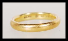 A hallmarked 22ct gold wedding band ring. Weight 5.4g. Size L. Hallmarked London 1934.