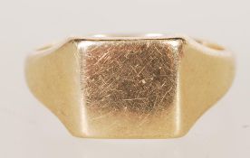 A 9ct gold hallmarked signet ring, having a rectangular cartouche with no markings, Birmingham assay