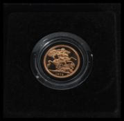 A Royal Mint 1979 22ct gold full sovereign coin complete in coin capsule and fitted case. Weighs 7.