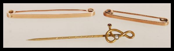 Two early 20th Century 9ct gold bar brooches of plain form, the larger hallmarked London 1922, the