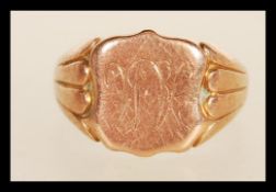 A hallmarked 9ct gold signet ring having a cartouche panel engraved with AM initials having reeded