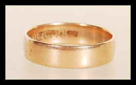 A hallmarked 9ct gold band ring. Hallmarked Birmingham 1924. Weight 2.8g. Size Q.