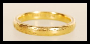 A hallmarked 22ct gold band ring. Hallmarked Birmingham 1940. Weight 5.5g. Size O.