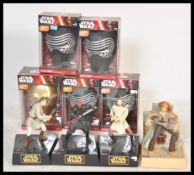 COLLECTION OF STAR WARS TOYS AND MERCHANDISE.