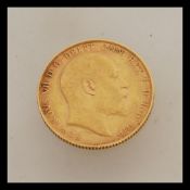 A 1905 Edward VII London mint full gold sovereign. Weight 8.0g.
