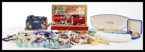 A selection of vintage costume jewellery to include a good selection of brooches including a