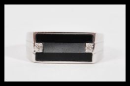 A vintage 20th Century hallmarked 9ct white gold gents signet ring having inset onyx panels