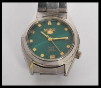 A retro Seiko 25 jewels Crystal  gents wrist watch, having baton numerals to the chapter ring and