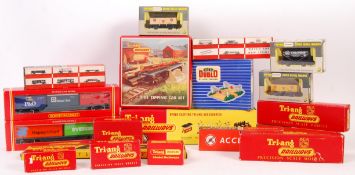 COLLECTION OF ASSORTED 00 GAUGE BOXED ROLLING STOCK