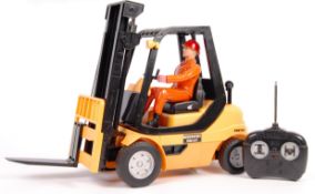 VINTAGE RADIO CONTROLLED LARGE SCALE FORK LIFT TRUCK