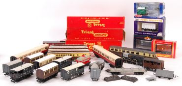 ASSORTED 00 GAUGE MODEL RAILWAY LOCOMOTIVE TRAINSET ROLLING STOCK