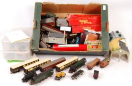 LARGE COLLECTION OF ASSORTED 00 GAUGE TRACKSIDE ITEMS ETC