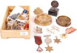 ASSORTED MILITARIA MEDALS, BUTTONS AND BADGES