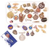 COLLECTION OF ASSORTED WWI & WWII MILITARIA, MEDALS & BADGES
