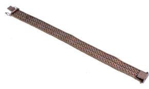 A 9CT GOLD VINTAGE TRI-COLOURED MESH LINKED LADIES BRACELET