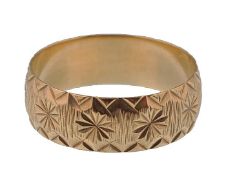 9CT GOLD LONDON HALLMARKED STARBURST DECORATED BAND RING