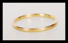 A hallmarked 22ct gold wedding band ring. Hallmarked Birmingham 1939. Weight 2.1g. Size M.5.