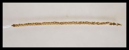 A stamped 750 9ct gold bracelet having flat links and a lobster clasp. Weight 9.8g. Measures 8 3/4